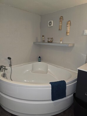 Hair dryer, towels, toilet paper - La Maison de Village au Cœur du Centre Ville Proche des Commerces et Restaurants (Pierrelatte)