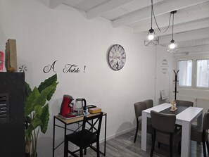 Dining - La Maison de Village au Cœur du Centre Ville Proche des Commerces et Restaurants (Pierrelatte)