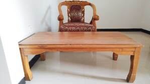Une table en bois avec une chaise dotée d’un coussin à motifs léopard.
