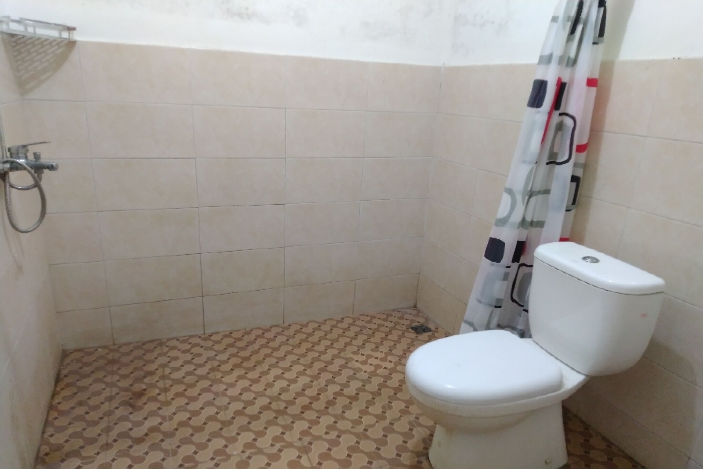 Deluxe tweepersoonskamer | Badkamer | Een douche, handdoeken