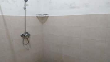 Deluxe Double Room | Bathroom | Shower, towels