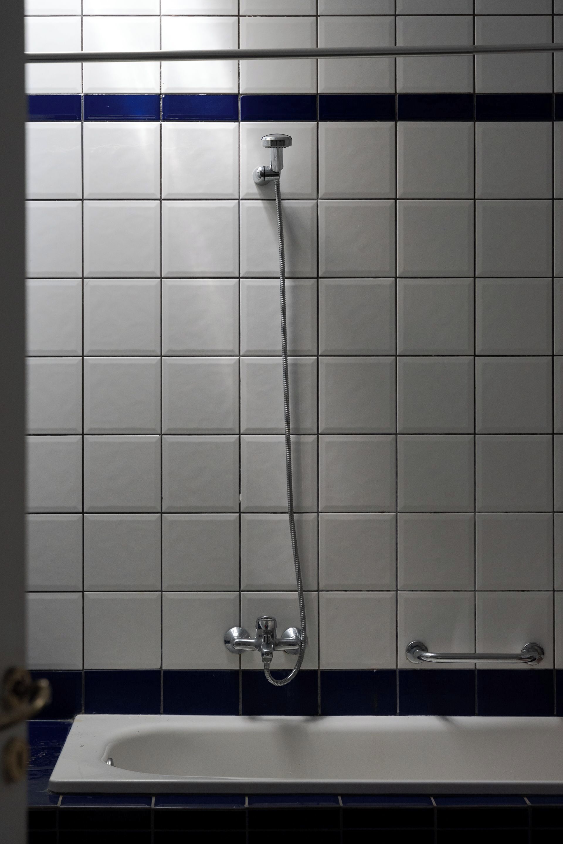 Ein Badezimmer mit Badewanne, Dusche und Toilette.