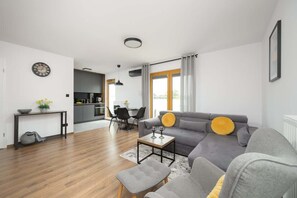 TV - Bielawska 3 | Modern Apartment | Parking (Konstancin-Jeziorna)