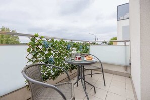 Outdoor dining - Bielawska 3 | Modern Apartment | Parking (Konstancin-Jeziorna)