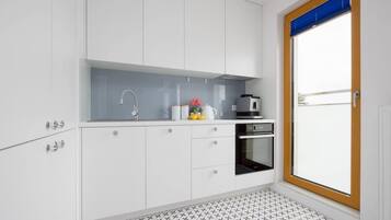 Kühlschrank, Mikrowelle, Ofen, Herdplatte