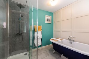 Habitación tradicional doble | Baño | Artículos de higiene personal gratuitos y papel higiénico