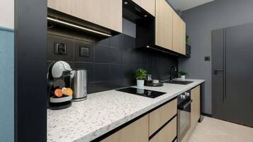 Frigorifero, microonde, forno, piano cottura