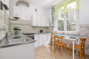 Fridge, oven, stovetop, cookware/dishes/utensils - Tasteful Apartment in the Center | 2 Bedrooms | Workplace. (Kraków)