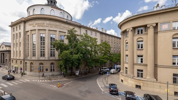 Ein historisches Gebäude mit klassischer Architektur, das eine zentrale Kuppel und Säulen aufweist.