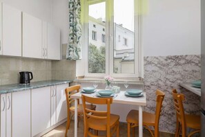 Fridge, oven, stovetop, cookware/dishes/utensils