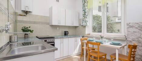 Geladeira, fogão, cooktop, talheres/pratos/utensílios de cozinha