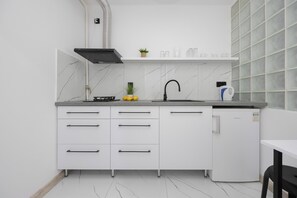 Apartment, 2 Bedrooms, Kitchen | Private kitchen | Oven, cookware/dishes/utensils, dining tables - Bright Apartment Warsaw Wola by Renters (Warsaw)