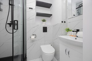 Departamento, 2 habitaciones, cocina | Baño | Regadera y toallas 
