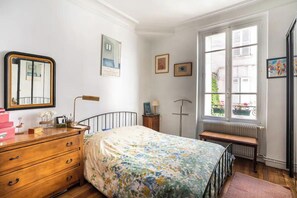 2 bedrooms, iron/ironing board, internet, bed sheets - Ground floor apartment with private courtyard (Paris)