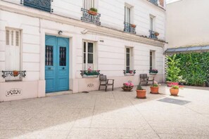 Exterior detail - Ground floor apartment with private courtyard (Paris)