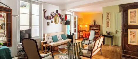 Télévision, livres, espaces bureaux