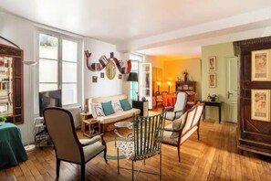 Una televisión, libros, una oficina