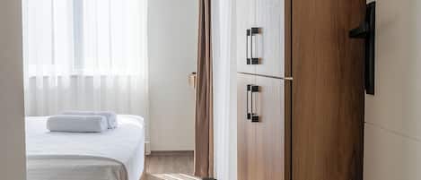 Ropa de cama de alta calidad, minibar y tabla de planchar con plancha