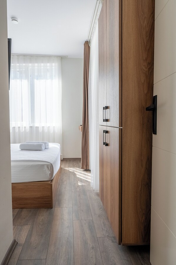 Ropa de cama de alta calidad, minibar y tabla de planchar con plancha 