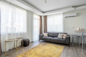 Deluxe Apartment, 2 Bedrooms, City View | Private kitchen