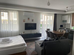 Premium bedding, minibar, iron/ironing board, free WiFi