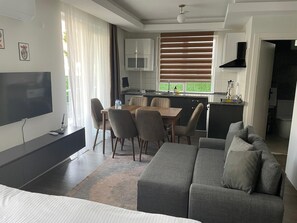 Ropa de cama de alta calidad, minibar y tabla de planchar con plancha 