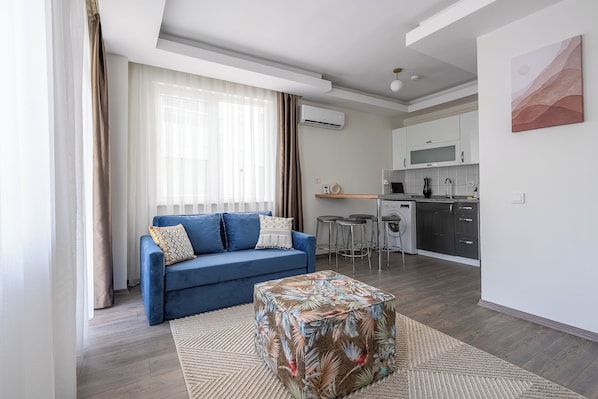 Appartamento Deluxe, 1 camera da letto, vista città | Area soggiorno | Smart TV