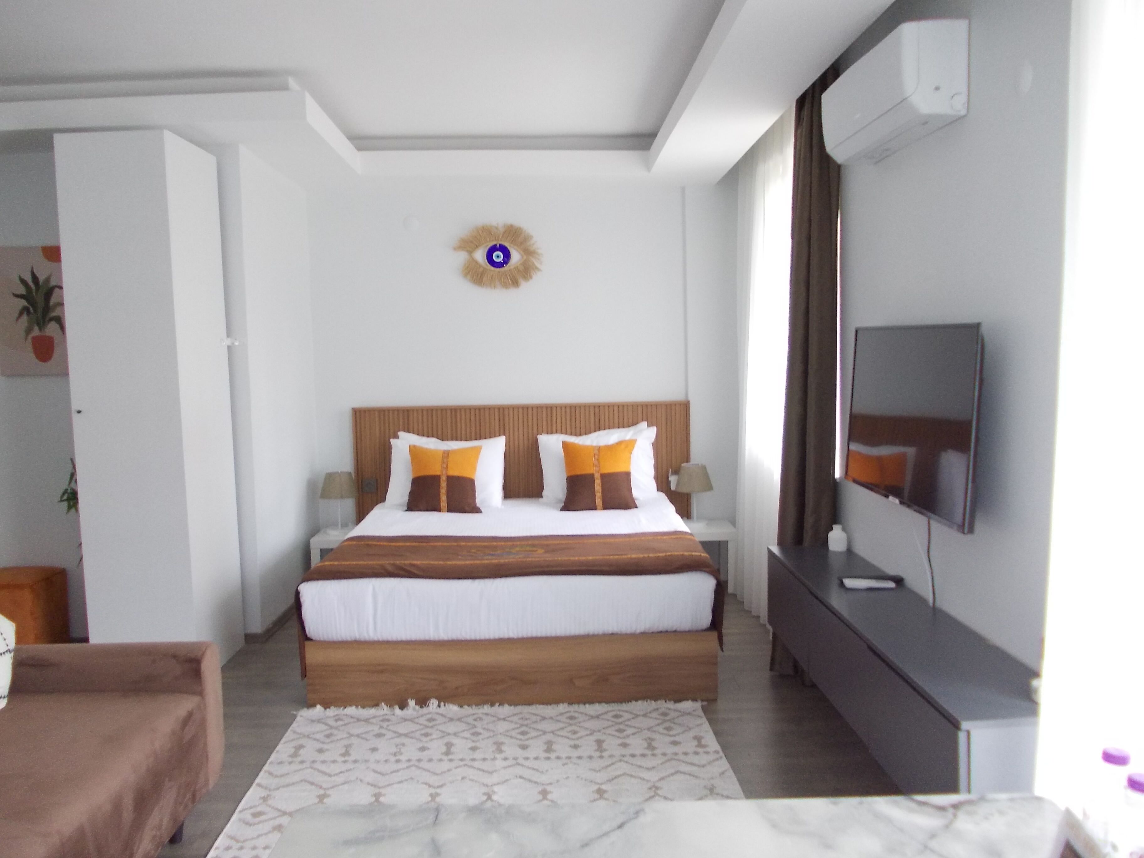 Premium bedding, minibar, iron/ironing board, free WiFi