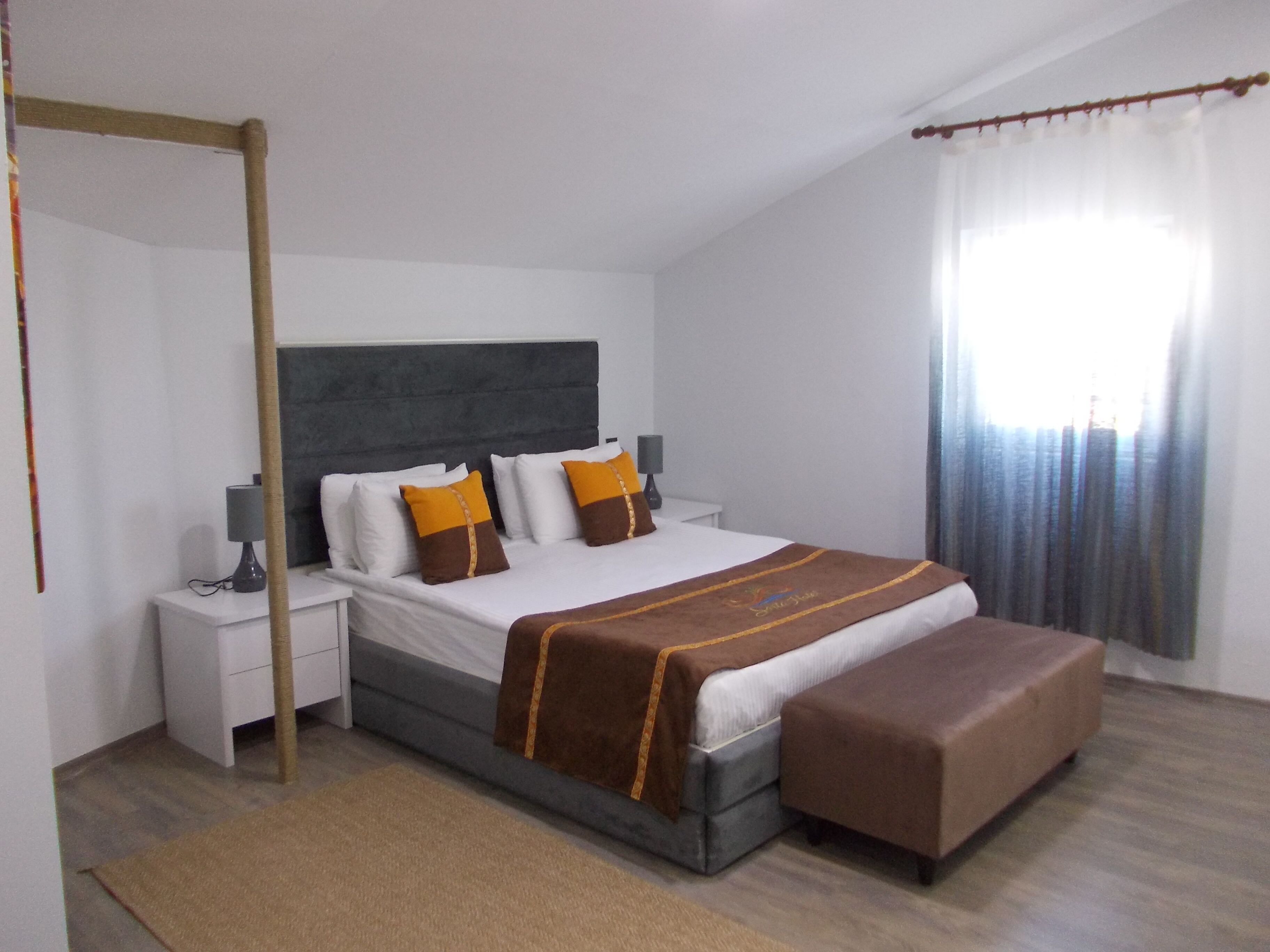 Premium bedding, minibar, iron/ironing board, free WiFi
