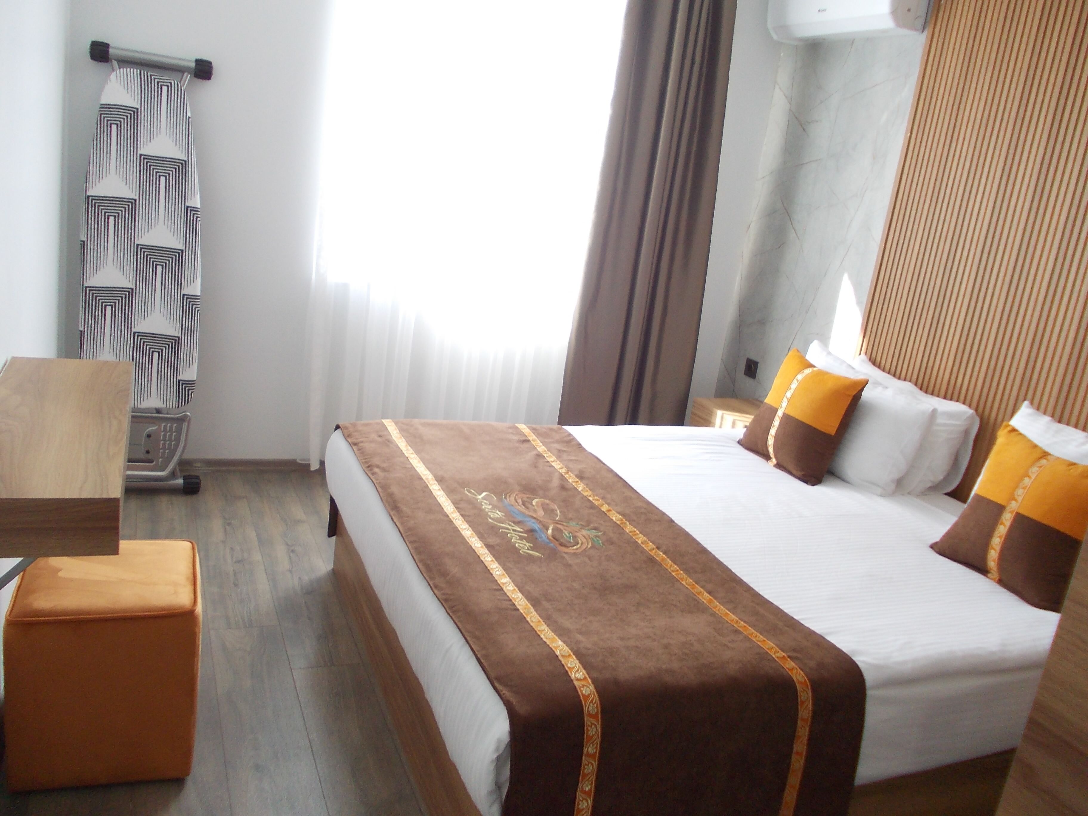 Premium bedding, minibar, iron/ironing board, free WiFi