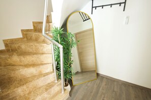 Design appartement, 2 slaapkamers, uitzicht op de stad | Luxe beddengoed, een minibar, een strijkplank/strijkijzer, gratis wifi