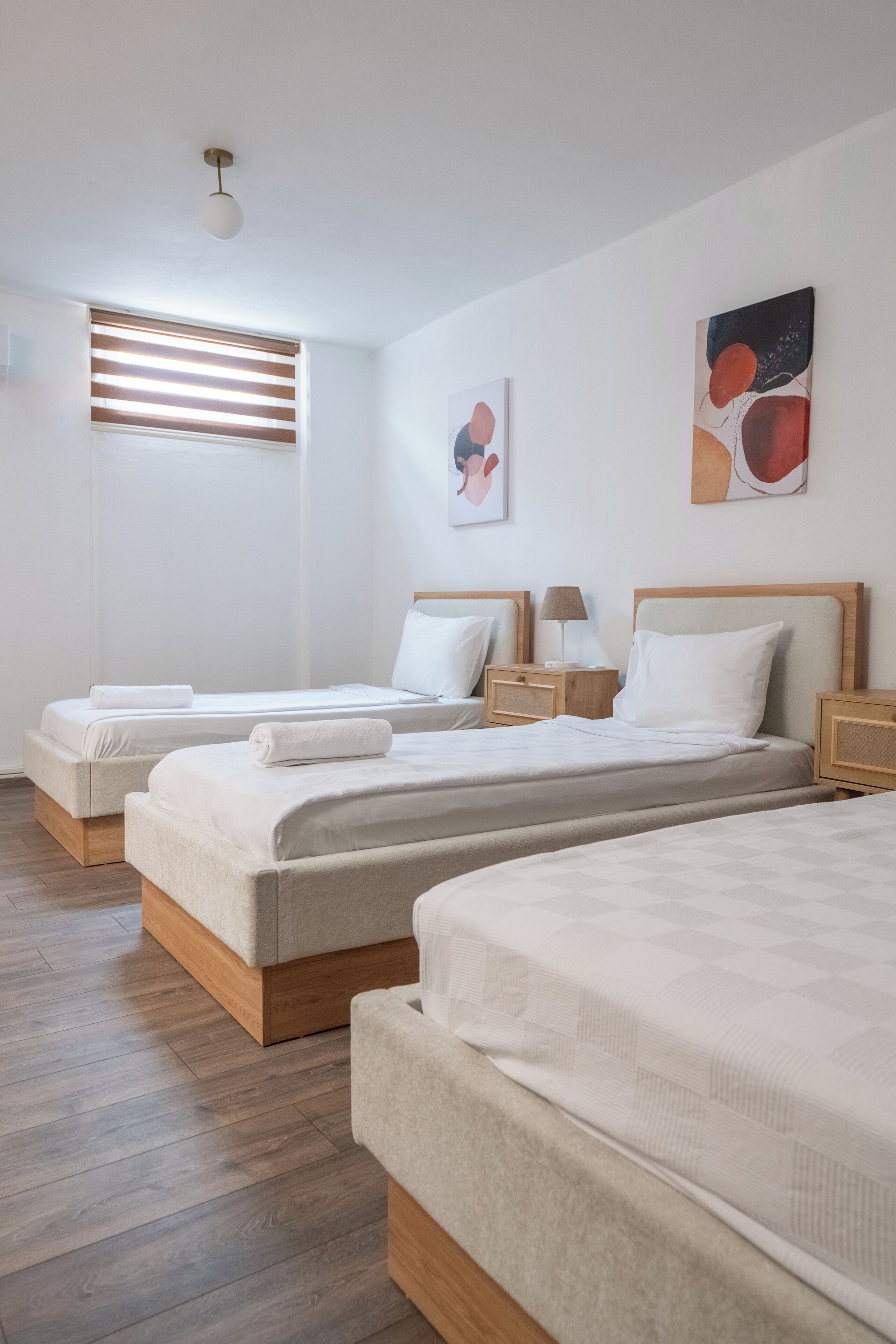 أغطية فراش متميزة وميني بار ومكواة/لوح كي وواي فاي مجانًا