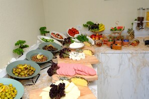 Buffet déjeuner servi tous les jours en supplément