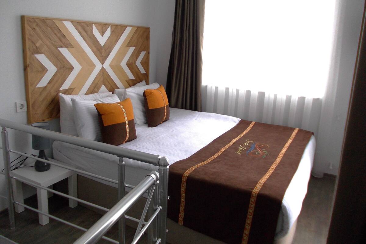 Ropa de cama de alta calidad, minibar y tabla de planchar con plancha 