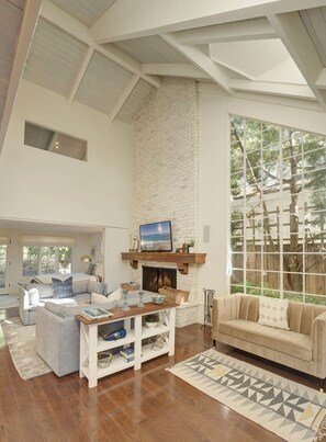 TV, fireplace