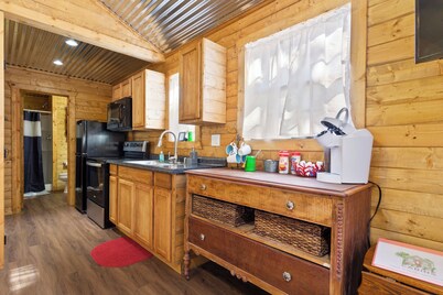 Reece's Ranch House - Cabin 1 - just outside charming Fredericksburg, TX