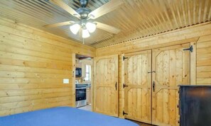 1 bedroom, iron/ironing board, travel crib, WiFi - Lost Cabins #1 Reece's Ranch House (Fredericksburg)