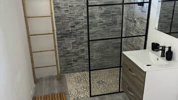 Een douche, een haardroger, handdoeken, zeep