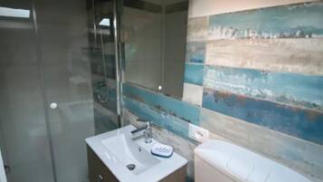 Doccia, asciugacapelli, bidet, asciugamani