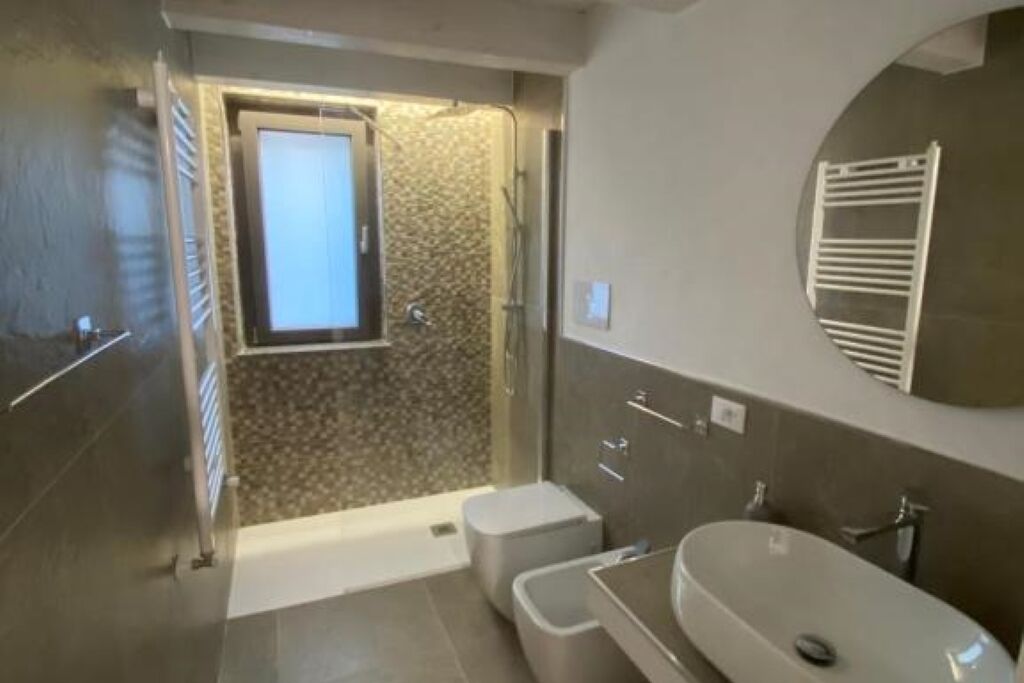 Bruser, hårtørrer, bidet, håndklæder