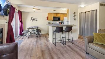 Smart TV, chimenea y estéreo