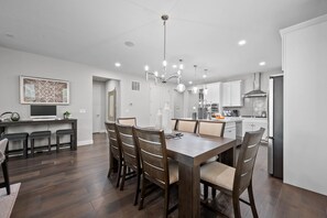Dining - Pet Friendly New Luxury home on Buffalo Run Golf Course - Pool Table, BBQ (Commerce City)