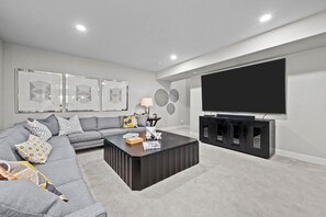 Smart TV, fireplace, stereo - Pet Friendly New Luxury home on Buffalo Run Golf Course - Pool Table, BBQ (Commerce City)