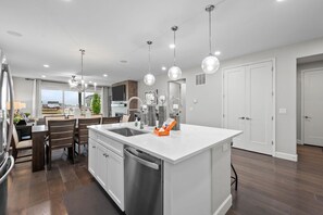 Fridge, microwave, oven, stovetop - Pet Friendly New Luxury home on Buffalo Run Golf Course - Pool Table, BBQ (Commerce City)