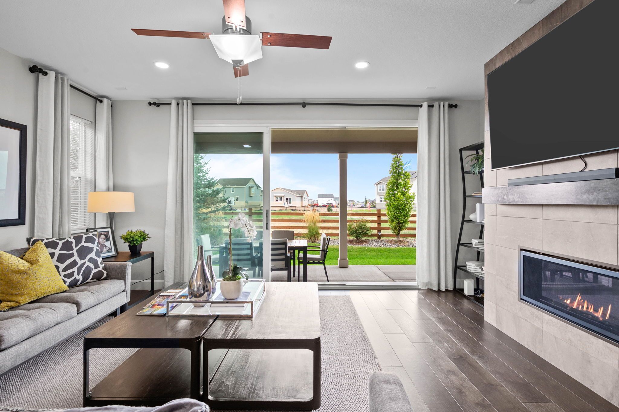 TV connectée, cheminée, chaîne hi-fi