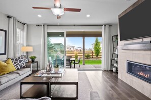 Smart TV, fireplace, stereo - Pet Friendly New Luxury home on Buffalo Run Golf Course - Pool Table, BBQ (Commerce City)