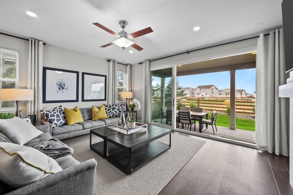 Smart TV, chimenea, estéreo