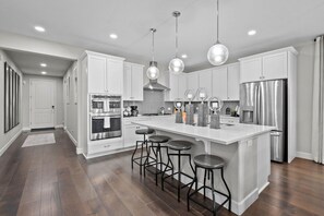 Fridge, microwave, oven, stovetop - Pet Friendly New Luxury home on Buffalo Run Golf Course - Pool Table, BBQ (Commerce City)