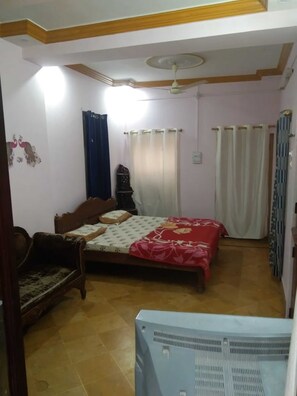 Individually furnished, desk, laptop workspace, free WiFi
