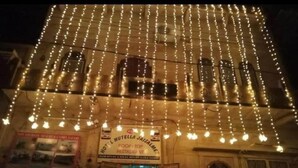 Ein Gebäude mit einem Schild für „HOTEL NUTELLA JAISALMER“ und einer Lichterkette, die über dem Eingang hängt.
